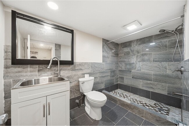Building Photo - 221 Totten Pond Rd