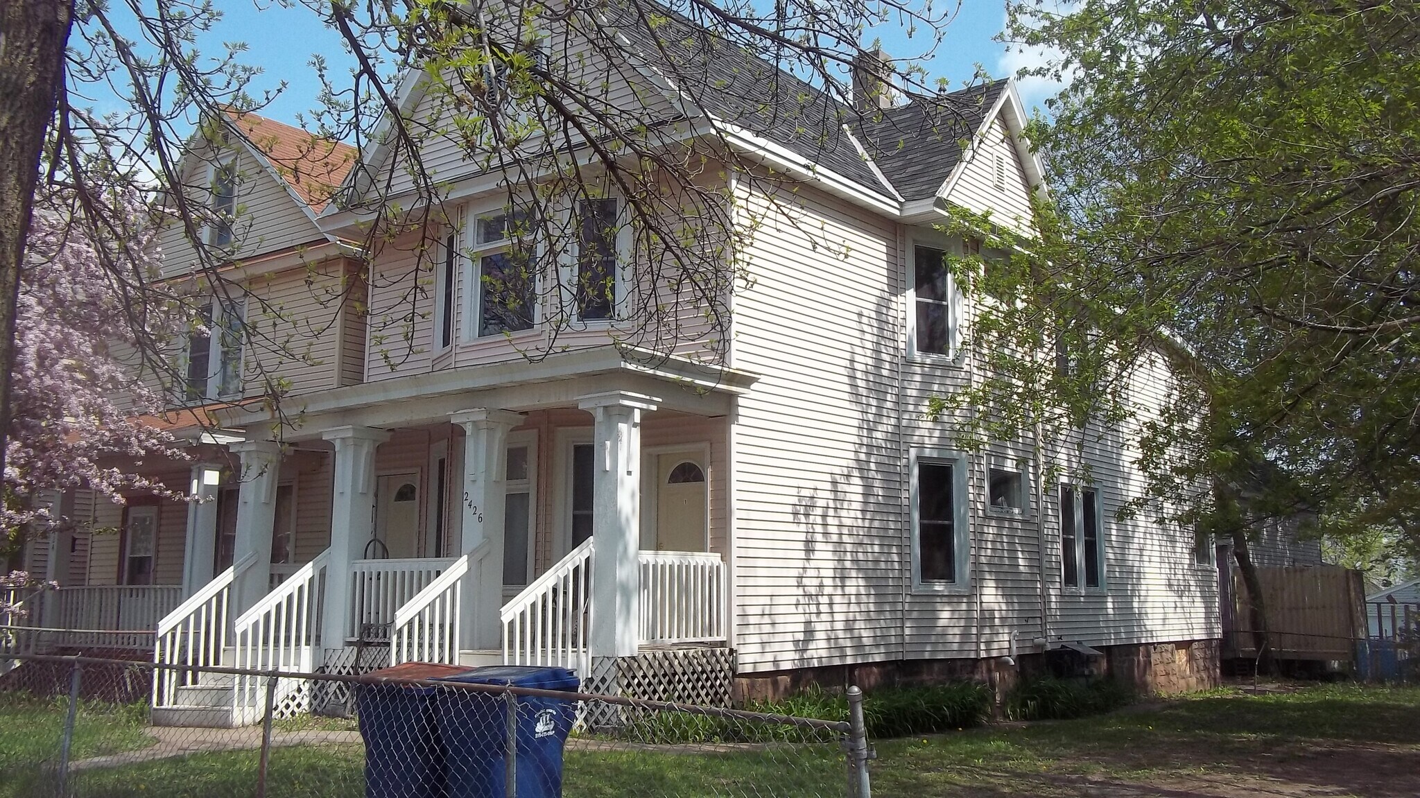 SIde view of this large unit, and OSP area on the side - 2426 W 2nd St