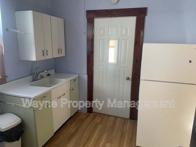 Building Photo - 516 N Cadwell Ave