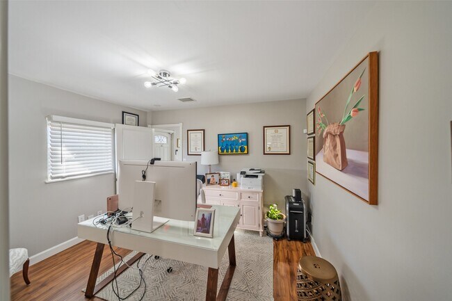 Building Photo - 2009 N Durham Dr