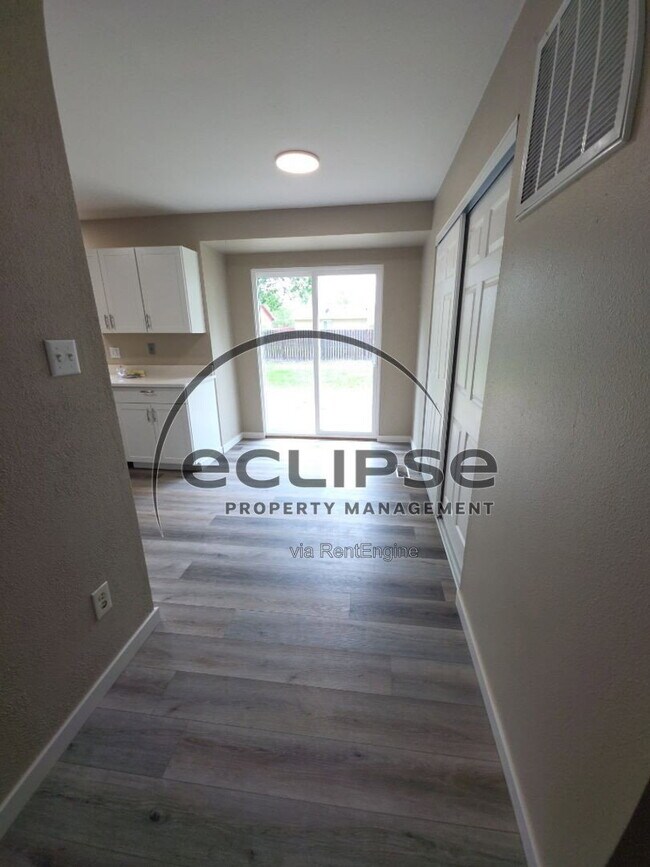 Building Photo - 721 Lee Dr