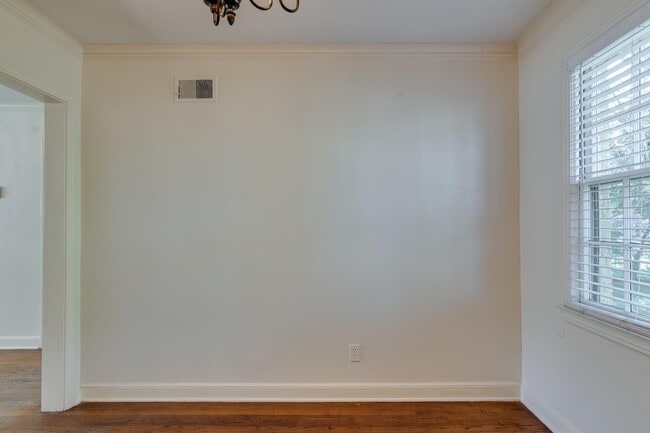 Building Photo - 695 Berry Rd