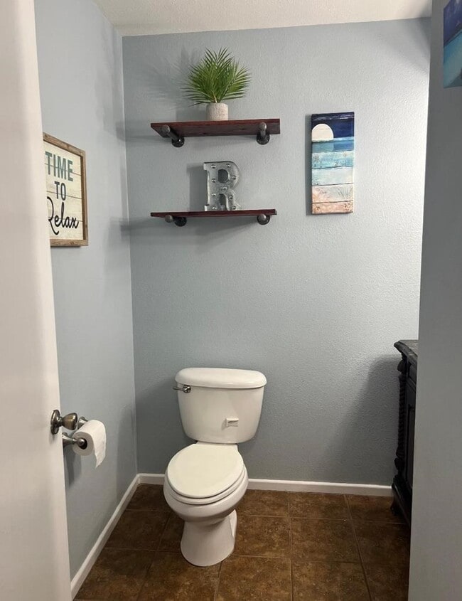 Building Photo - 2907 Redbud Ave