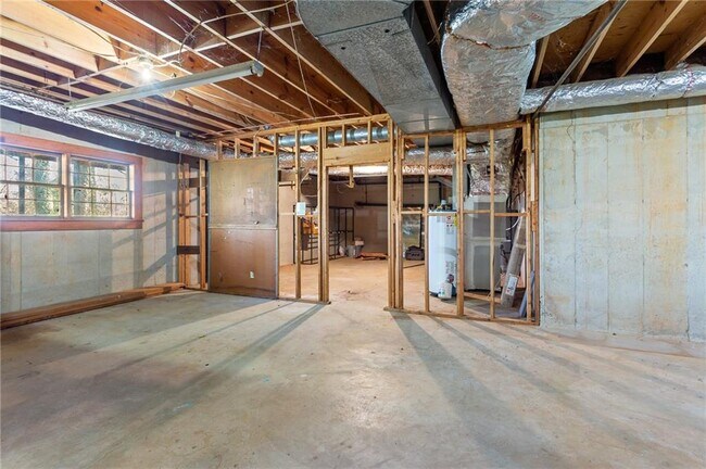 Building Photo - 3355 Pinetree Dr SE