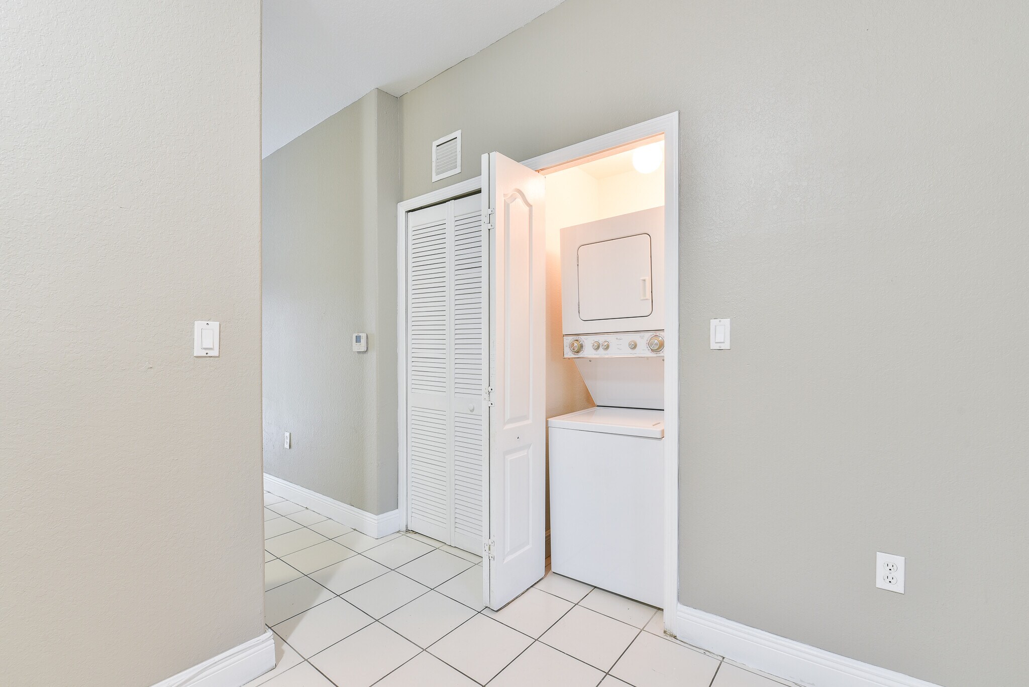 Building Photo - 1663 SE 29th St # 109
