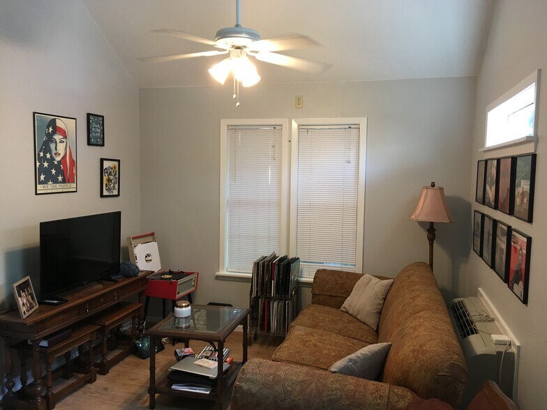 Living room with vaulted ceilings. - 4302 Duval Street