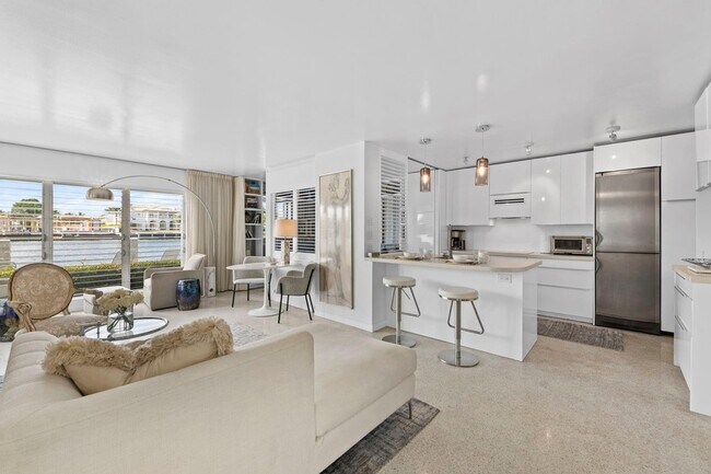 Building Photo - 561 Bayshore Dr