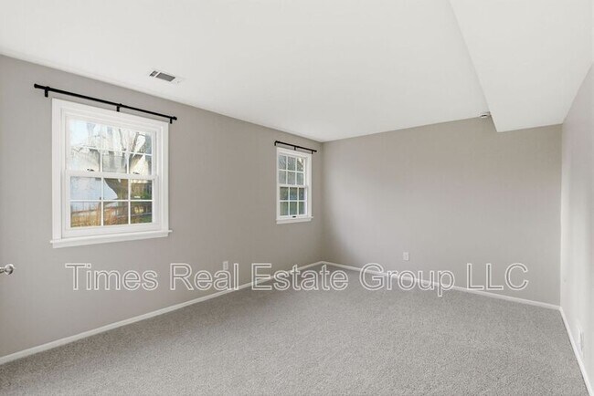 Building Photo - 136 Brookfield Ct