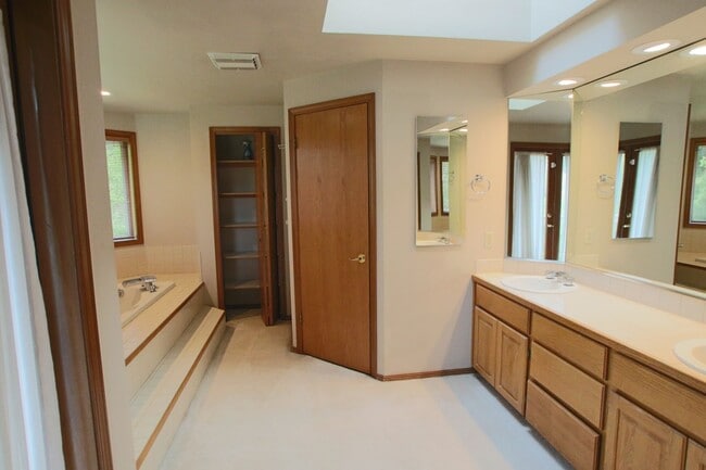 Building Photo - Beautiful 4BR/3BA Home in Steilacoom – Minutes to JBLM