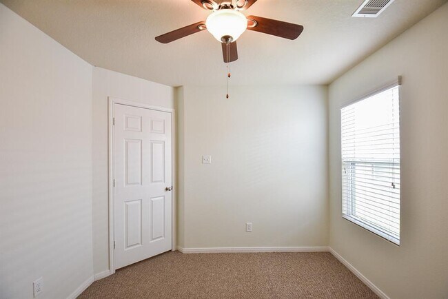Building Photo - 3102 Apple Dale Dr