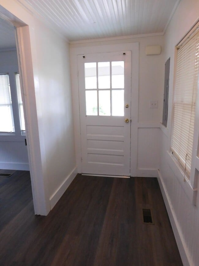 Building Photo - 611 Johnson St