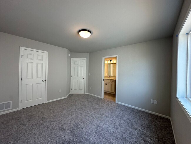 Building Photo - 4-Bedroom, 2-Bathroom Twin Home in South Fargo!