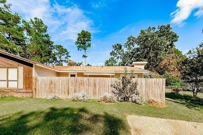 Building Photo - 3536 Torbay Dr