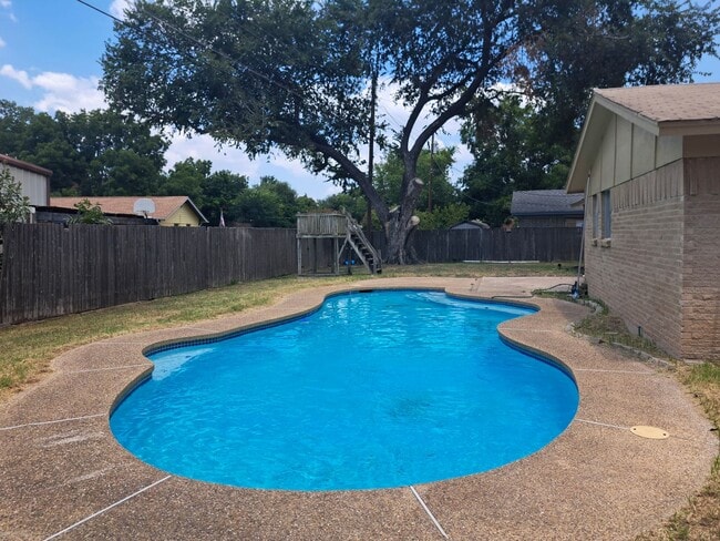 Building Photo - Spacious 3 bedroom 2 bath home w/ swimming...