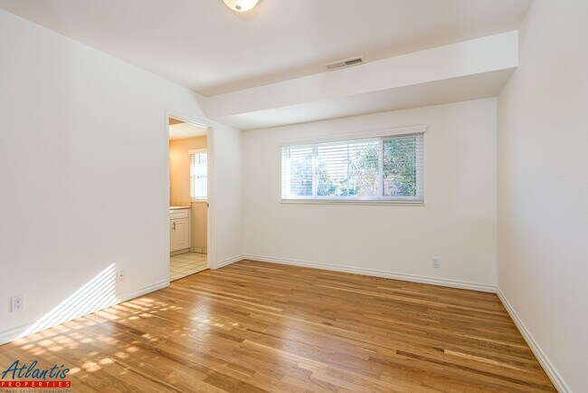 Building Photo - Gorgeous Home | Desirable Location