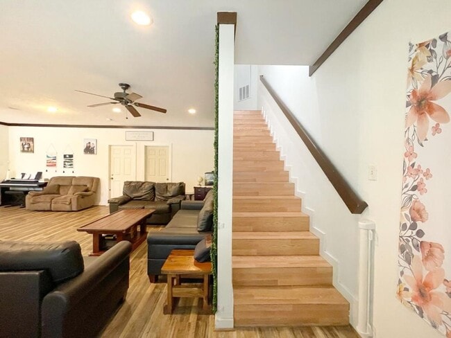 Building Photo - NEWER 4 bedroom house