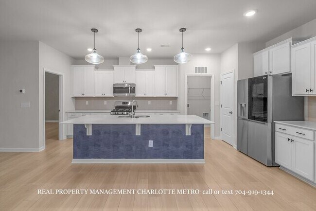 Building Photo - Stunning 4-BR Home on Wooded Cul-De-Sac Lot in Brightwater – Minutes from Rivergate!