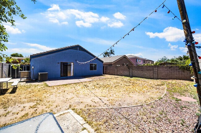 Building Photo - 12418 W Windrose Dr