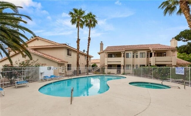 Building Photo - LIMITED TIME ONLY!! TAKE POSSESSION BY JUNE 1ST & RECEIVE ONE MONTH FREE RENT!! In this comfortab...