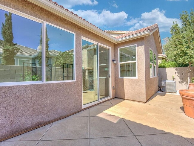 Building Photo - Clean and Spacious 3 Bedroom 2.5 Bathroom Home
