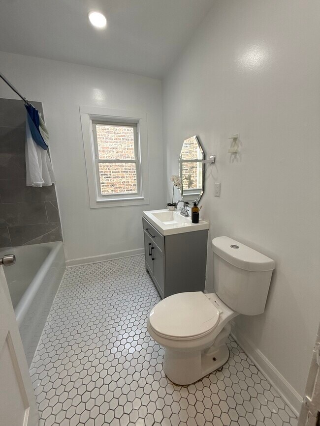 Building Photo - 5092 W Monroe St