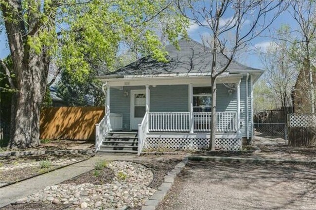 Building Photo - Big Character. Smart Size. Walk to Switchback.