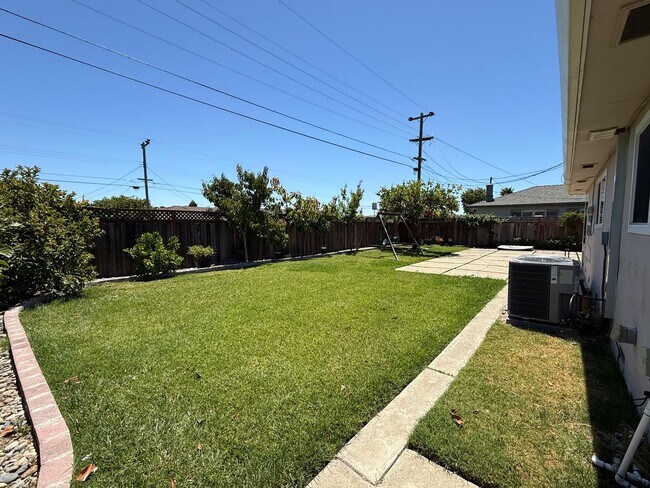 Building Photo - Updated Single Story Home located in Desirable Glenmoor Neighborhood of Fremont