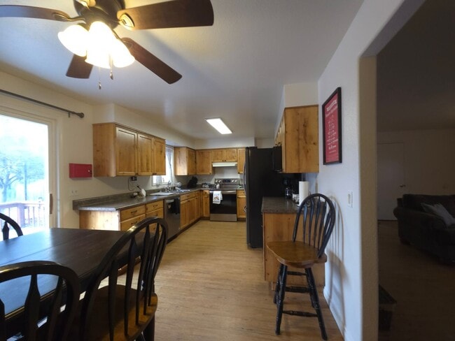 Building Photo - Fully Furnished Home