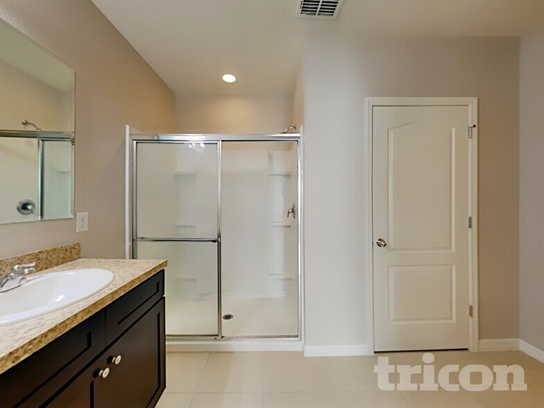 Building Photo - 2449 Valhalla Dr