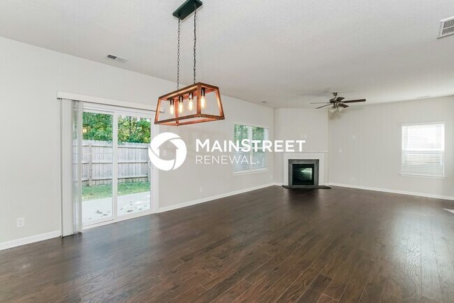 Building Photo - 4 Bedroom Pet-Friendly Home in Clinton, TN with Main Street Renewal