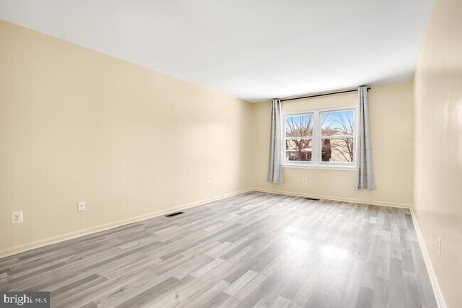 Building Photo - 817 Falcon Dr