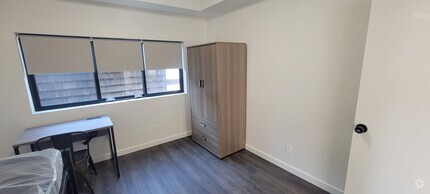 Building Photo - Single Bed- Available Newly Renovated Buil...