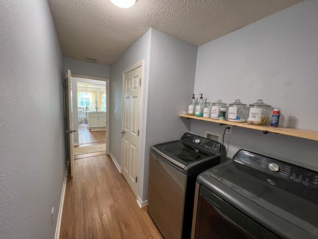 Building Photo - 445 Collinwood Loop