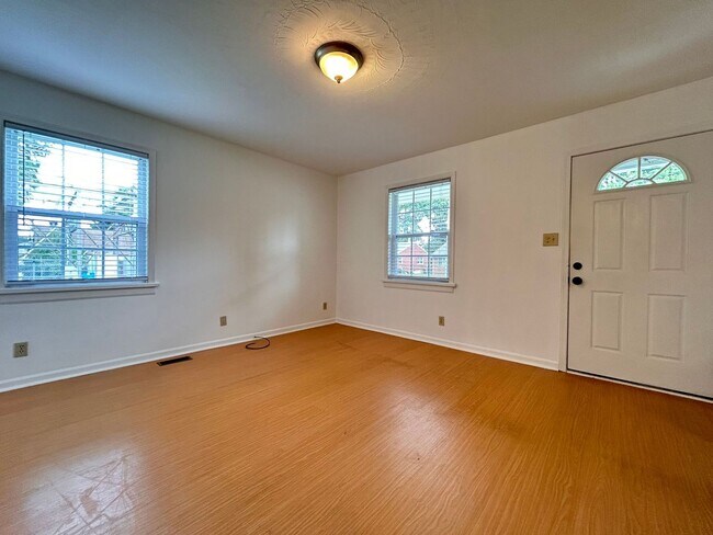 Building Photo - 817 Pocahontas Pl