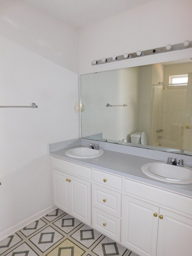 Building Photo - 213 Esquire Ct