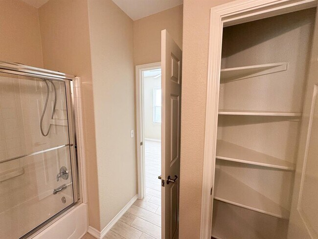 Building Photo - 100 Sunbird Ct