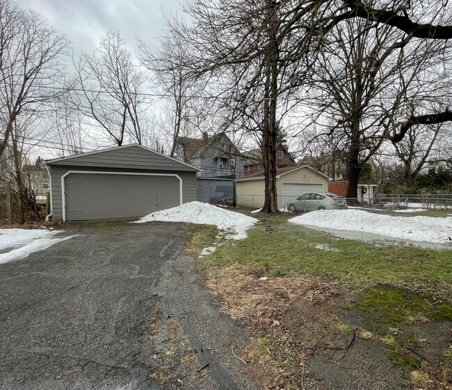 Building Photo - Single Family Home 3 beds 1.5 bath Availab...