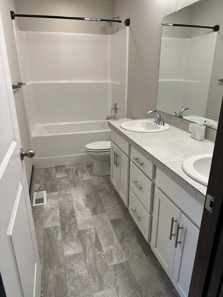 Building Photo - 9421 Fairhaven Cir NE