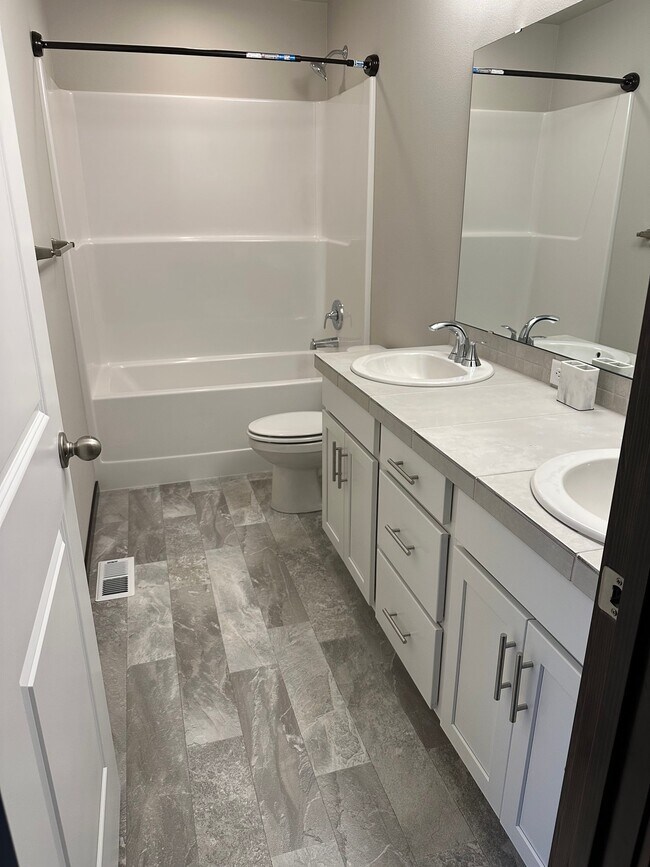 Building Photo - 9421 Fairhaven Cir NE