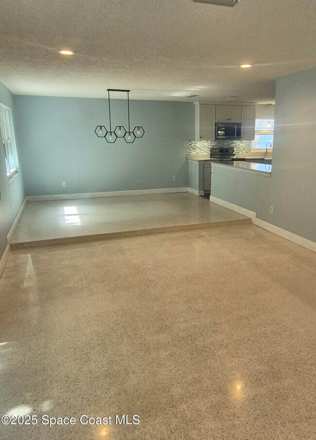 Building Photo - 333 Bahama Dr