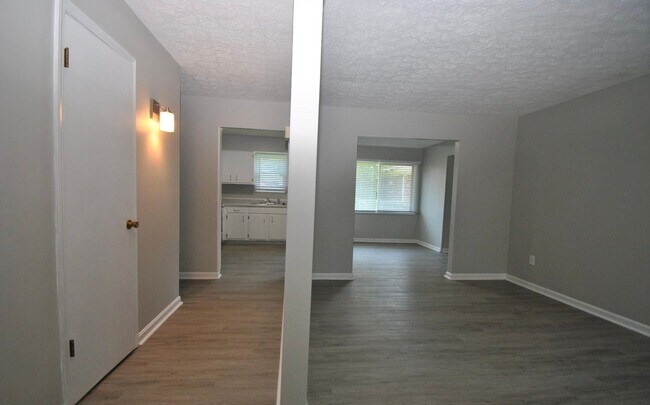 Building Photo - Available 8/1/26 - East Louisville 3 bed, 1.5 bath ranch on corner lot