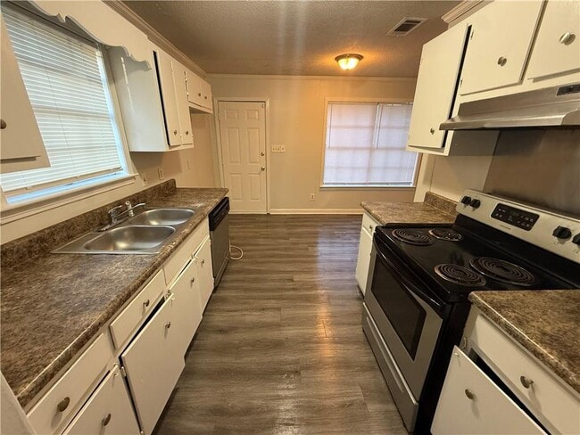 Building Photo - 532 Woodlore Dr