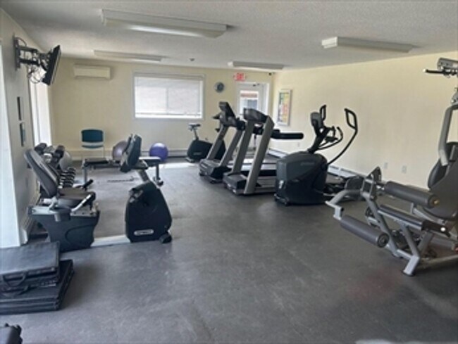 Building Photo - 2 bedroom in sought after Heritage Green Condo Association