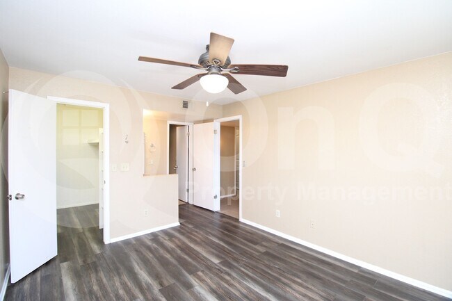 Building Photo - 533 W Guadalupe Rd