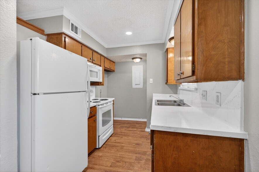 Building Photo - 305 Cambridge Dr