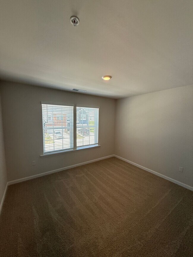 Building Photo - Beautiful 4BR Home with Garage & Modern Kitchen in Greenway Farms