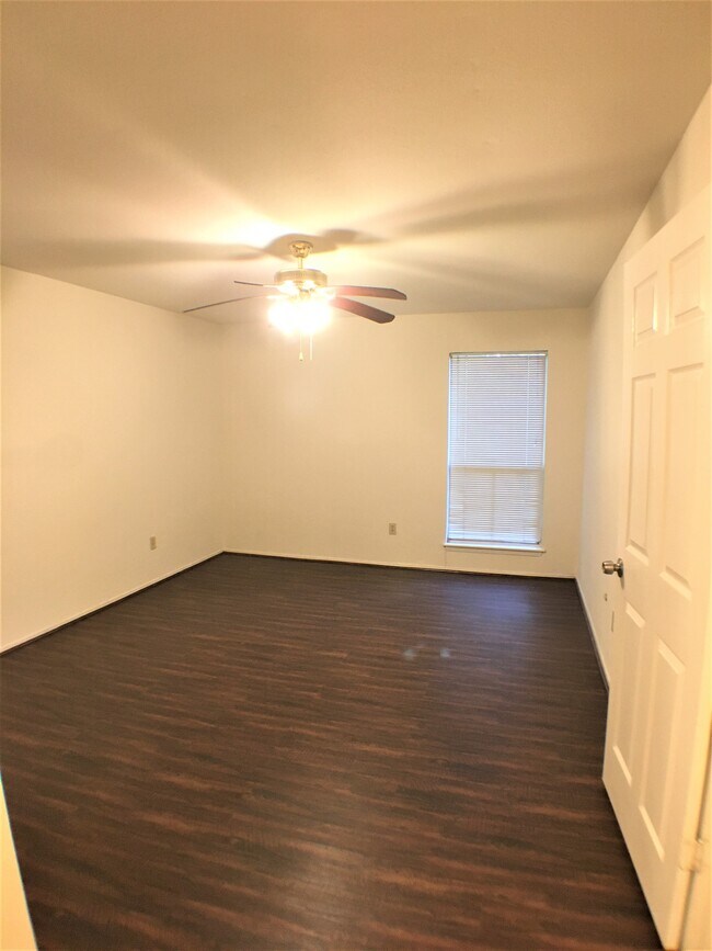 Master bedroom - 8201 Richmond Ave