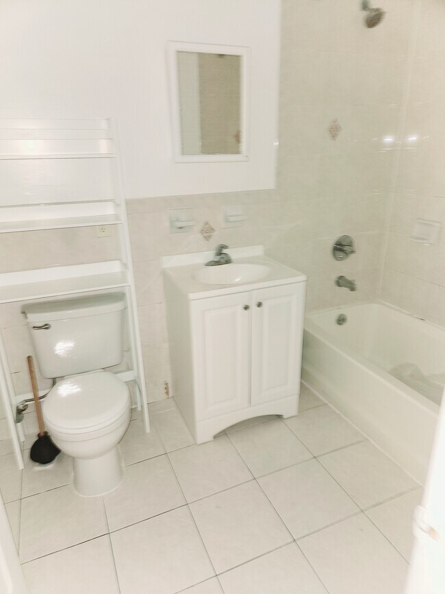 Building Photo - 2402 Dean St