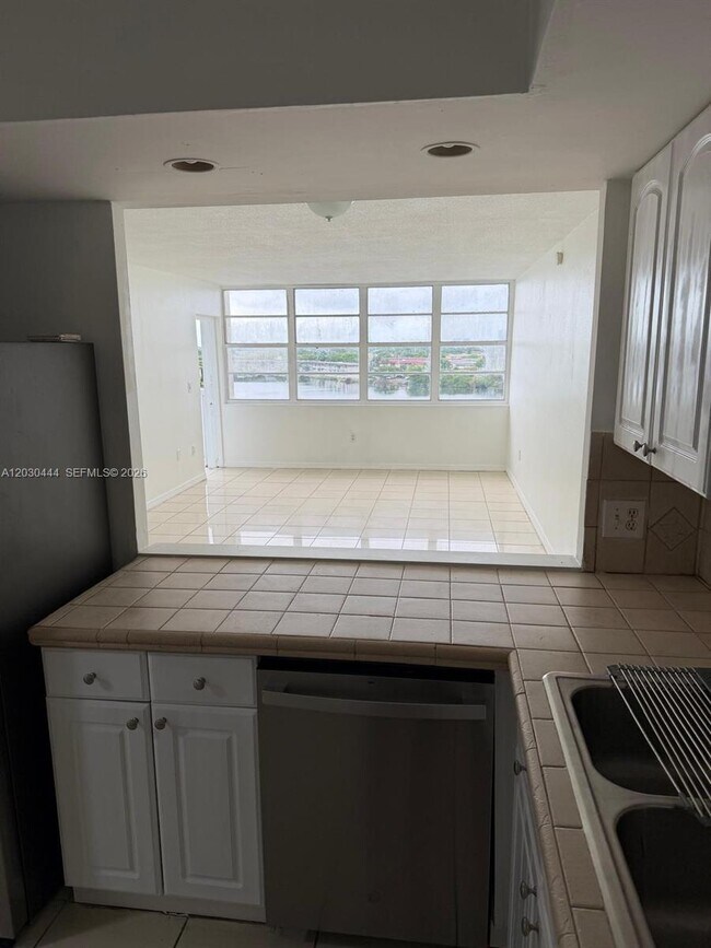 Building Photo - 1301 NE Miami Gardens Dr