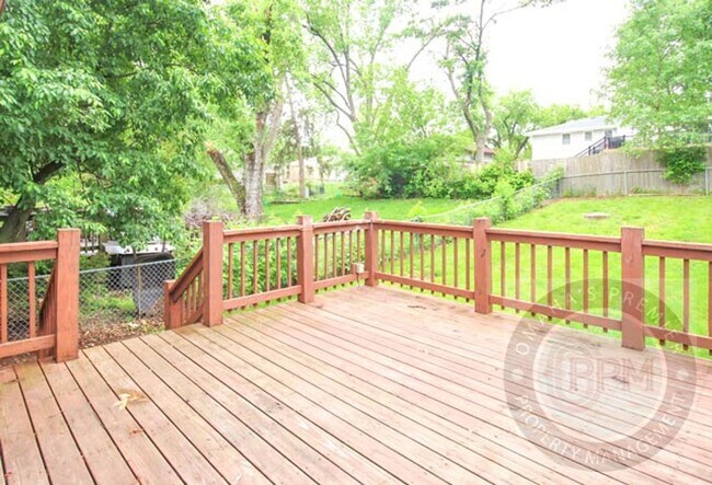 Building Photo - 3 Bedroom 1.5 Bathroom Home Located Minutes from Westroads Mall